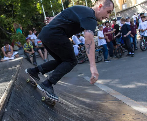 Kasachstan almaty - 28. August 2016: urbaner Extremwettbewerb, bei dem die städtischen Athleten in den Disziplinen Skateboard, Rollschuh, BMX antreten. Skateboarder macht Trick im Skatepark — Stockfoto