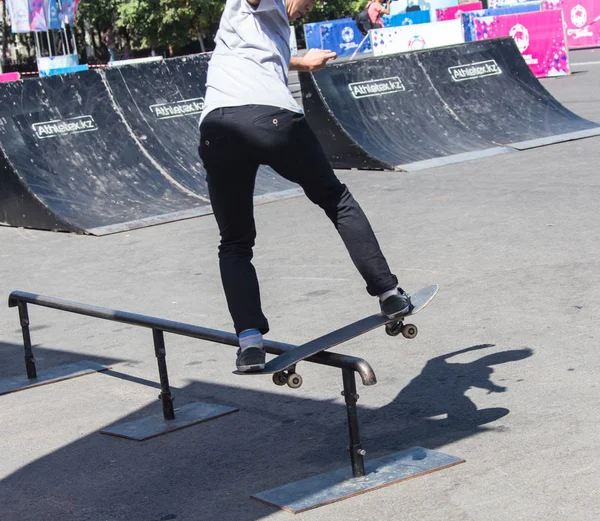 Kasachstan almaty - 28. August 2016: urbaner Extremwettbewerb, bei dem die städtischen Athleten in den Disziplinen Skateboard, Rollschuh, BMX antreten. Skateboarder macht Trick im Skatepark — Stockfoto