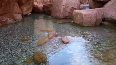 dağ nehir üzerinde uçuş