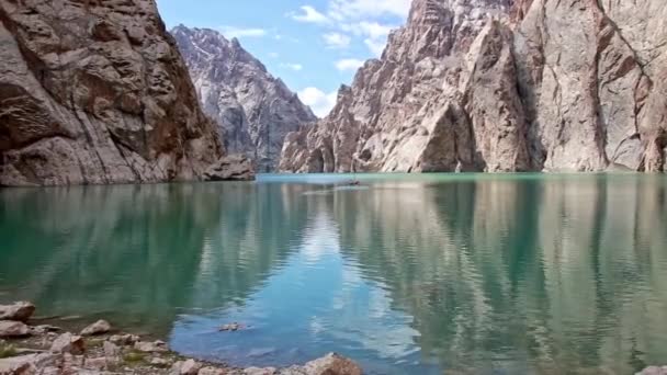 Bir yelkenli katamaran Kelsu dağ gölü Kırgızistan için üzerindeki geçiş tarihinin ilk — Stok video