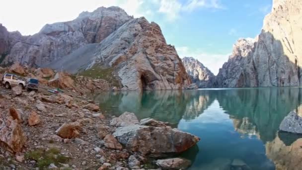 Ορεινό τοπίο λίμνη με το Κιργιστάν, Kelsu — Αρχείο Βίντεο