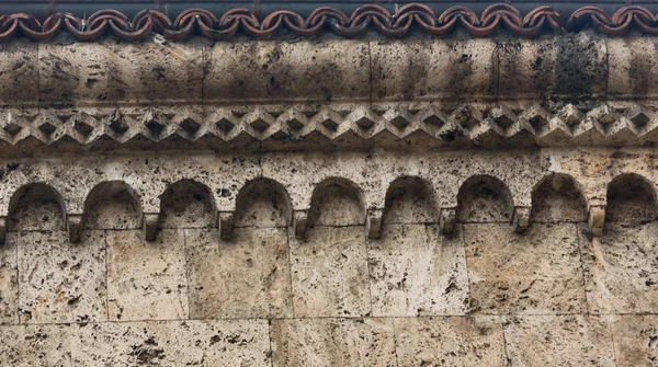 Mur de briques avec une corniche et un toit — Photo