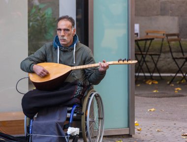 Almanya, Frankfurt: 12 Aralık 2016 - Avrupa sokak müzisyenleri yaya sokaklarda oturan ve sadaka için müzik.