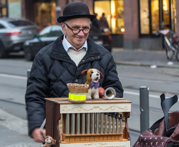 Almanya, Frankfurt: 12 Aralık 2016 - Avrupa sokak müzisyenleri yaya sokaklarda oturan ve sadaka için müzik. — Stok fotoğraf