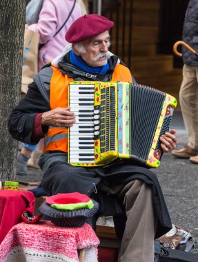 Almanya, Frankfurt: 12 Aralık 2016 - Avrupa sokak müzisyenleri yaya sokaklarda oturan ve sadaka için müzik.