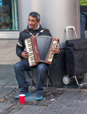 Almanya, Frankfurt: 12 Aralık 2016 - Avrupa sokak müzisyenleri yaya sokaklarda oturan ve sadaka için müzik.