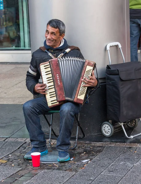 Duitsland, Frankfurt: 12 December 2016 - Europese straat musici die zittend op de verkeersvrije straten en afspelen van muziek voor het goede doel. — Stockfoto