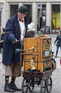 Almanya, Frankfurt: 12 Aralık 2016 - Avrupa sokak müzisyenleri yaya sokaklarda oturan ve sadaka için müzik.