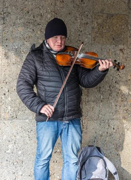 ALEMANHA, FRANKFURT: 12 DE DEZEMBRO DE 2016 - Músicos de rua europeus que se sentam nas ruas pedestres e tocam música para caridade . — Fotografia de Stock