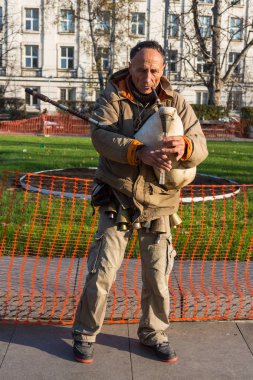 Almanya, Frankfurt: 12 Aralık 2016 - Avrupa sokak müzisyenleri yaya sokaklarda oturan ve sadaka için müzik.