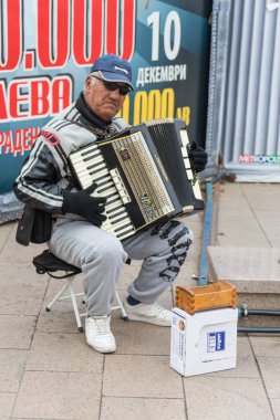 Almanya, Frankfurt: 12 Aralık 2016 - Avrupa sokak müzisyenleri yaya sokaklarda oturan ve sadaka için müzik.
