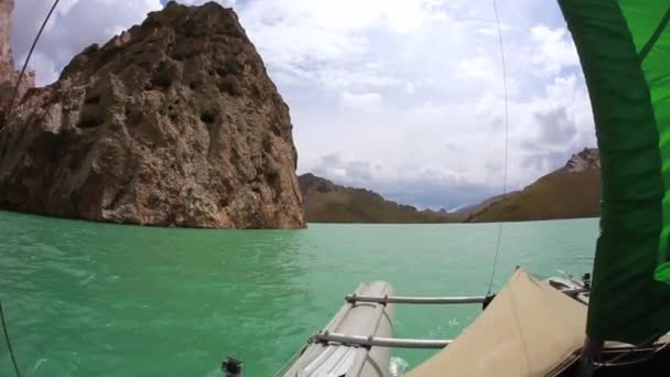 在这篇文章对吉尔吉斯斯坦 Kelsu 山湖帆船双体船的历史第一 — 图库视频影像