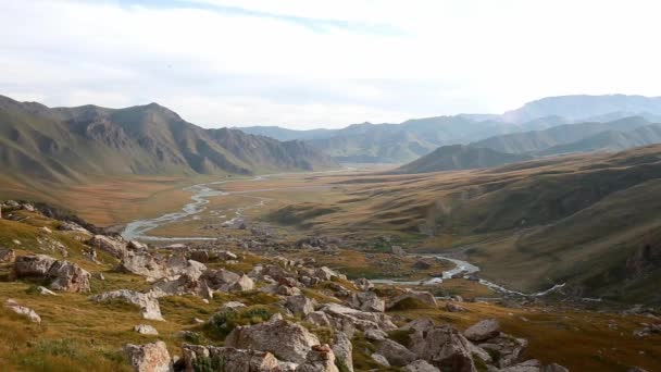 Dağ gölü manzarası içinde Kirgistan, Kelsu — Stok video