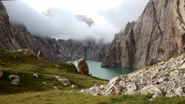 Bergseenlandschaft im Kirgistan, kelsu — Stockvideo