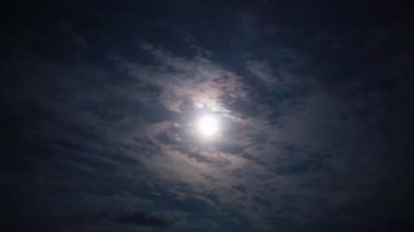 Geceleyin bulutların arkasında dolunay