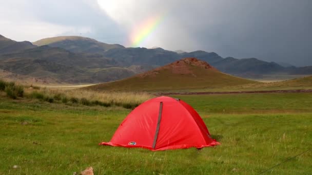 La tente est dans les montagnes dans les derniers rayons — Video