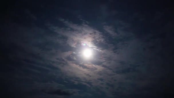 Volle maan achter wolken 's nachts — Stockvideo