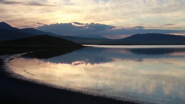 Λαμπερά χρώματα του ηλιοβασιλέματος πέρα από τη λίμνη buffalo στο northwoods wisconsin — Αρχείο Βίντεο