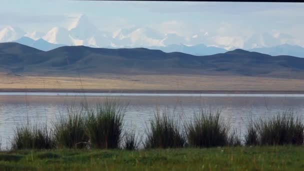 Voando sobre uma colina íngreme em direção às montanhas — Vídeo de Stock