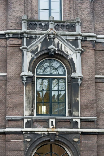 Saint-Pétersbourg, Russie - 22 septembre 2016 : Plusieurs fenêtres dans une rangée sur la façade du musée du manoir Derzhavin vue de face . — Photo