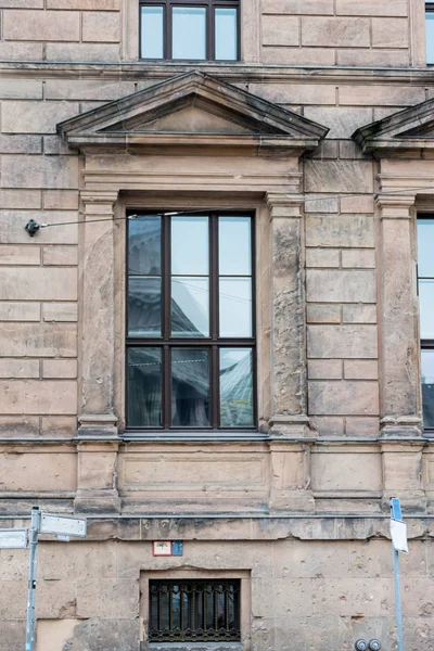 St. Petersburg, Rosja - 22 września 2016: Kilka okien w rzędzie na elewacji widok z przodu Muzeum Derzhavin Manor. — Zdjęcie stockowe