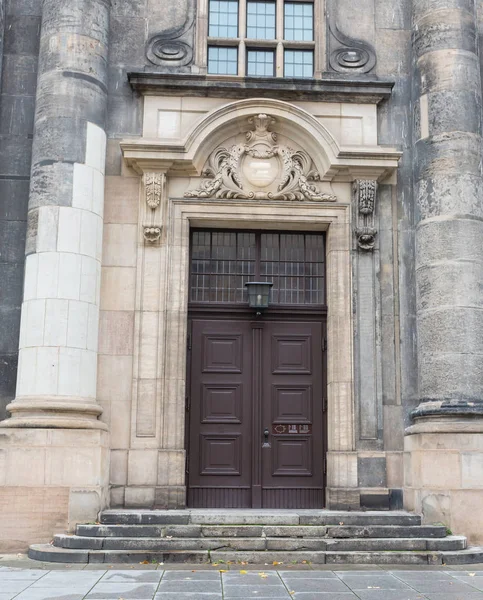 Troyes, Fransa eski kırmızı ahşap kapı — Stok fotoğraf
