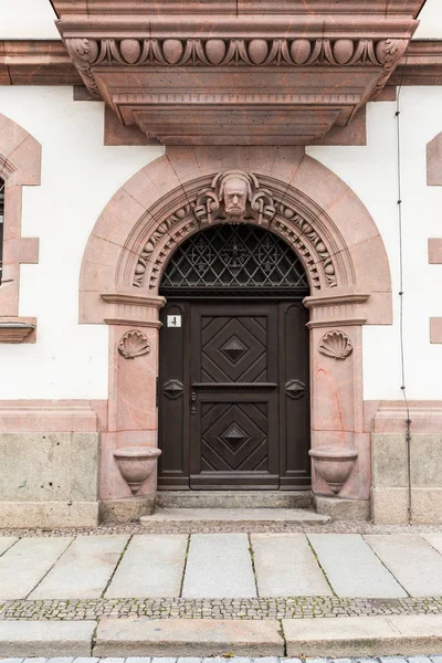 Troyes, Fransa eski kırmızı ahşap kapı — Stok fotoğraf