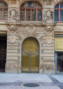 Troyes, Fransa eski kırmızı ahşap kapı