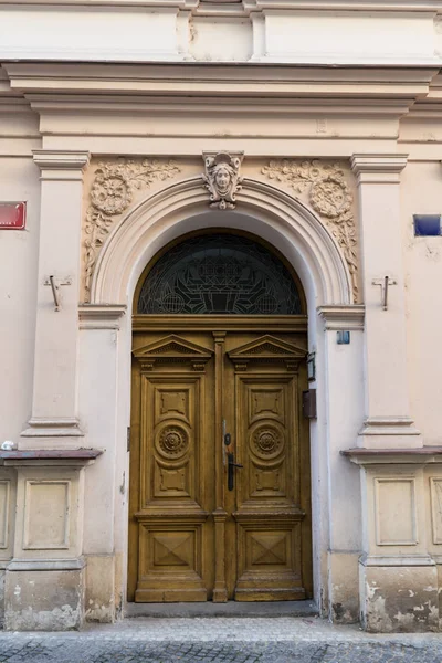 Antigua puerta de madera roja en Troyes, Francia —  Fotos de Stock