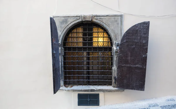 Окно на красной кирпичной стене с винтажным тоном — стоковое фото