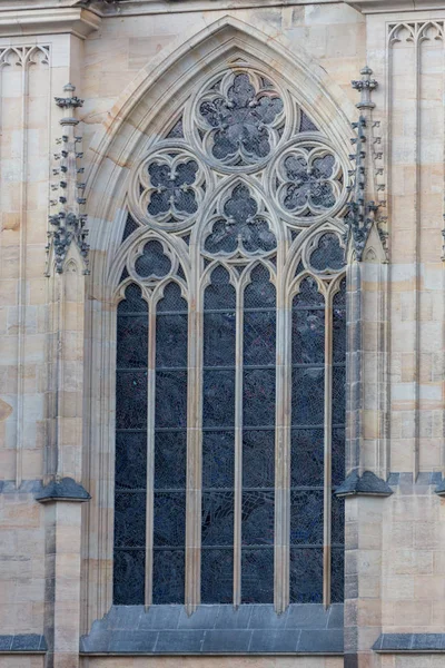Vidros manchados de St. Vitus em Praga, República Checa . — Fotografia de Stock