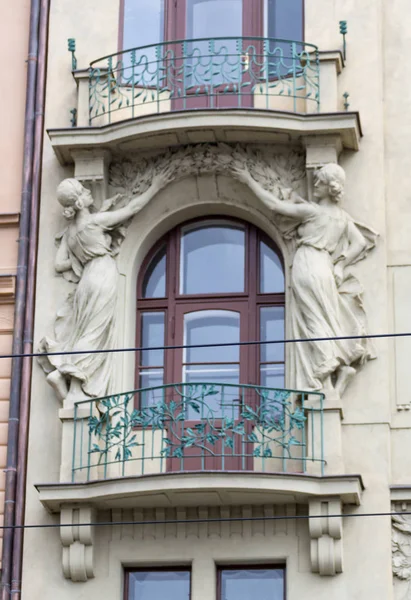 Widok z przodu kilka okien w wierszu i balkonem na elewacji budynku miejskiego — Zdjęcie stockowe