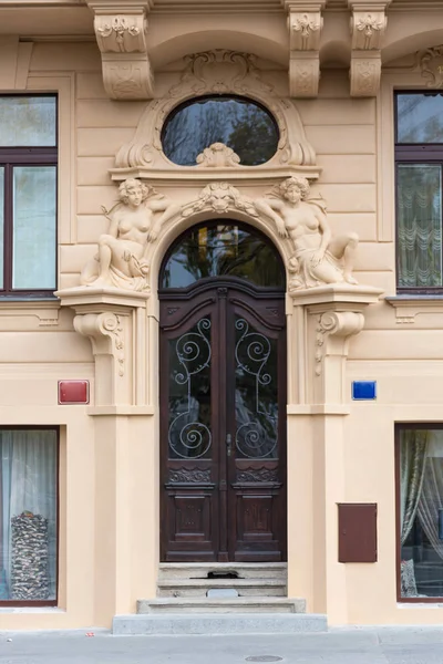 Alte rote Holztür in troyes, Frankreich — Stockfoto