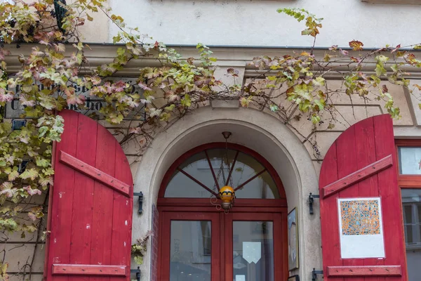 Herbstfarben rund um die Haustür eines rustikalen englischen Ferienhauses — Stockfoto
