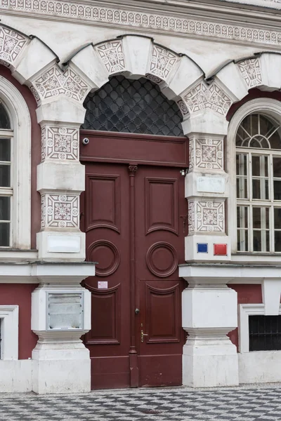 Porta de madeira vermelha velha em Troyes, França — Fotografia de Stock