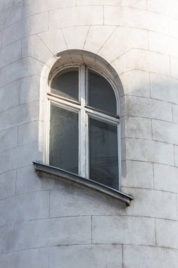 Pencere vintage sesi ile bir kırmızı tuğla duvar