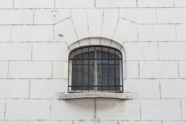 Okno na ścianie z czerwonej cegły z rocznika ton — Zdjęcie stockowe