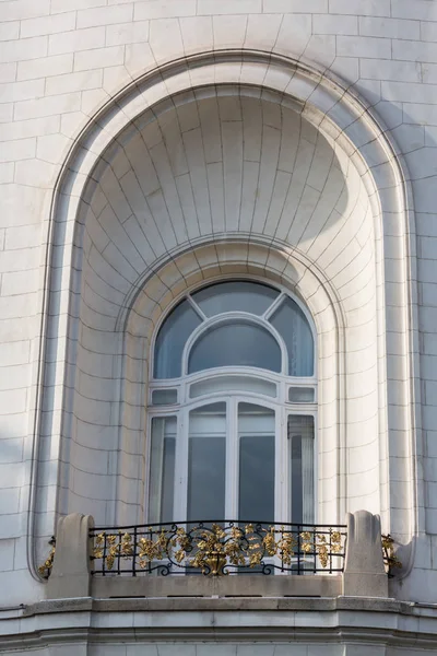 Mehrere Fenster in einer Reihe und Balkon an Fassade des städtischen Mehrfamilienhauses Frontansicht — Stockfoto