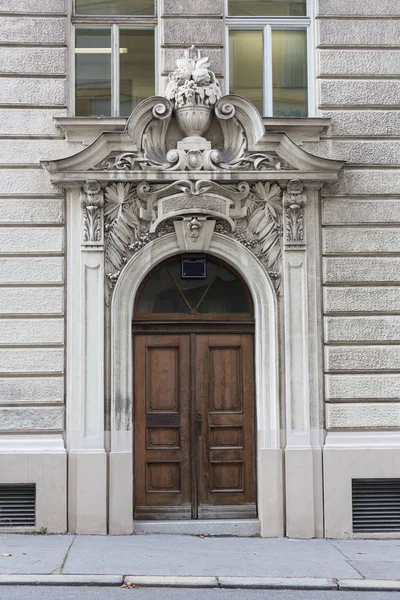 Porta de madeira vermelha velha em Troyes, França — Fotografia de Stock