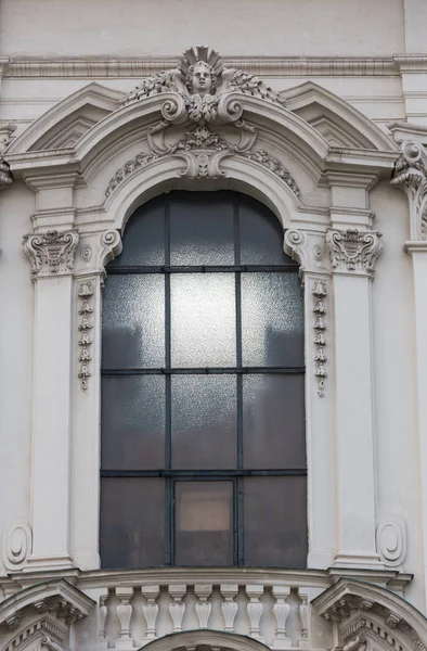 Okno na ścianie z czerwonej cegły z rocznika ton — Zdjęcie stockowe