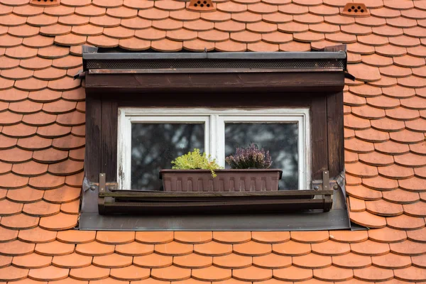 Fenster an roter Ziegelwand mit Vintage-Ton — Stockfoto