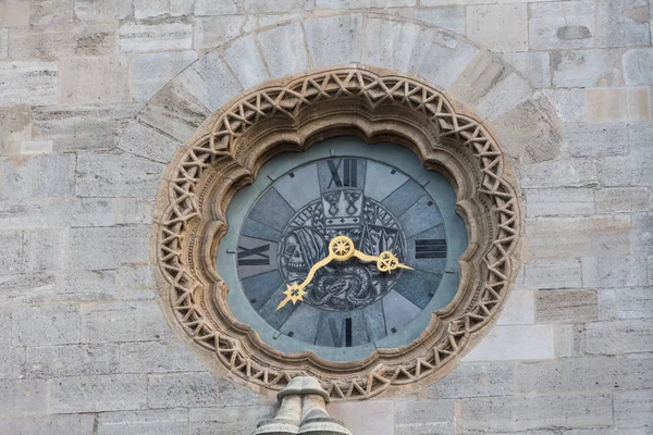 El reloj con esculturas en fachada de edificio visto desde —  Fotos de Stock