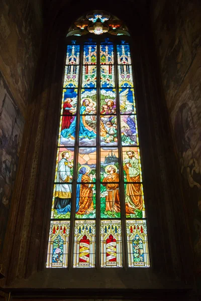 Vidros manchados de St. Vitus em Praga, República Checa . — Fotografia de Stock