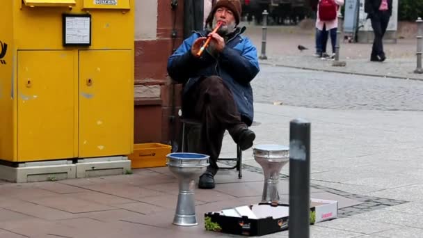 VILNIUS, LITUÂNIA MAIO 18: Menina jogar com flauta tubo de fife em evento livre rua oldtown e as pessoas que ignoram maio 18, 2013 em Vilnius, Lituânia. Dia da música de rua . — Vídeo de Stock