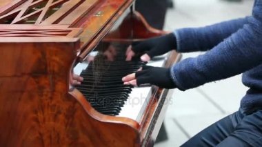 New York - 26 Ağustos 2016: Washington Square Park NYC canlı piyano çalan adam. Şehirde yaz aylarında açık hava müzik performansları yaygındır.