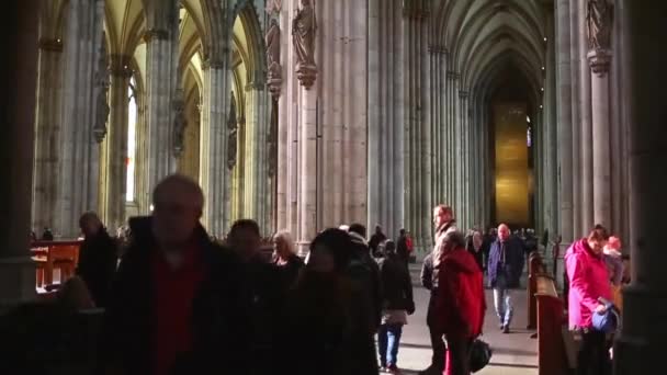 Kolín nad Rýnem, Německo - 30. dubna 2015: Steadycam pohled Interiér katedrály v Kolíně. Kolínská katedrála je německý nejnavštěvovanější Pamětihodnost, přitahuje v průměru o 20 000 lidí denně. — Stock video