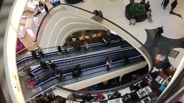 Frankfurt, Jerman - 19 Desember 2016: Banyak orang pergi ke eskalatare dan menaiki tangga dengan berjalan kaki dari stasiun kereta api pusat — Stok Video