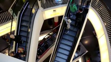 Frankfurt, Almanya - 19 Aralık 2016: Birçok insan için eskalatare gidin ve Merkez Tren İstasyonu'na yürüyerek merdivenlerden yukarı çık