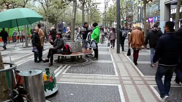 Tyskland - Circa februari 2016 - personer folkmassan promenad på upptagen street, Frankfurt am Main, Tyskland — Stockvideo