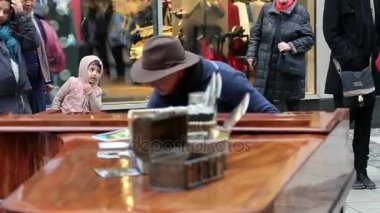 New York - 26 Ağustos 2016: Washington Square Park NYC canlı piyano çalan adam. Şehirde yaz aylarında açık hava müzik performansları yaygındır.